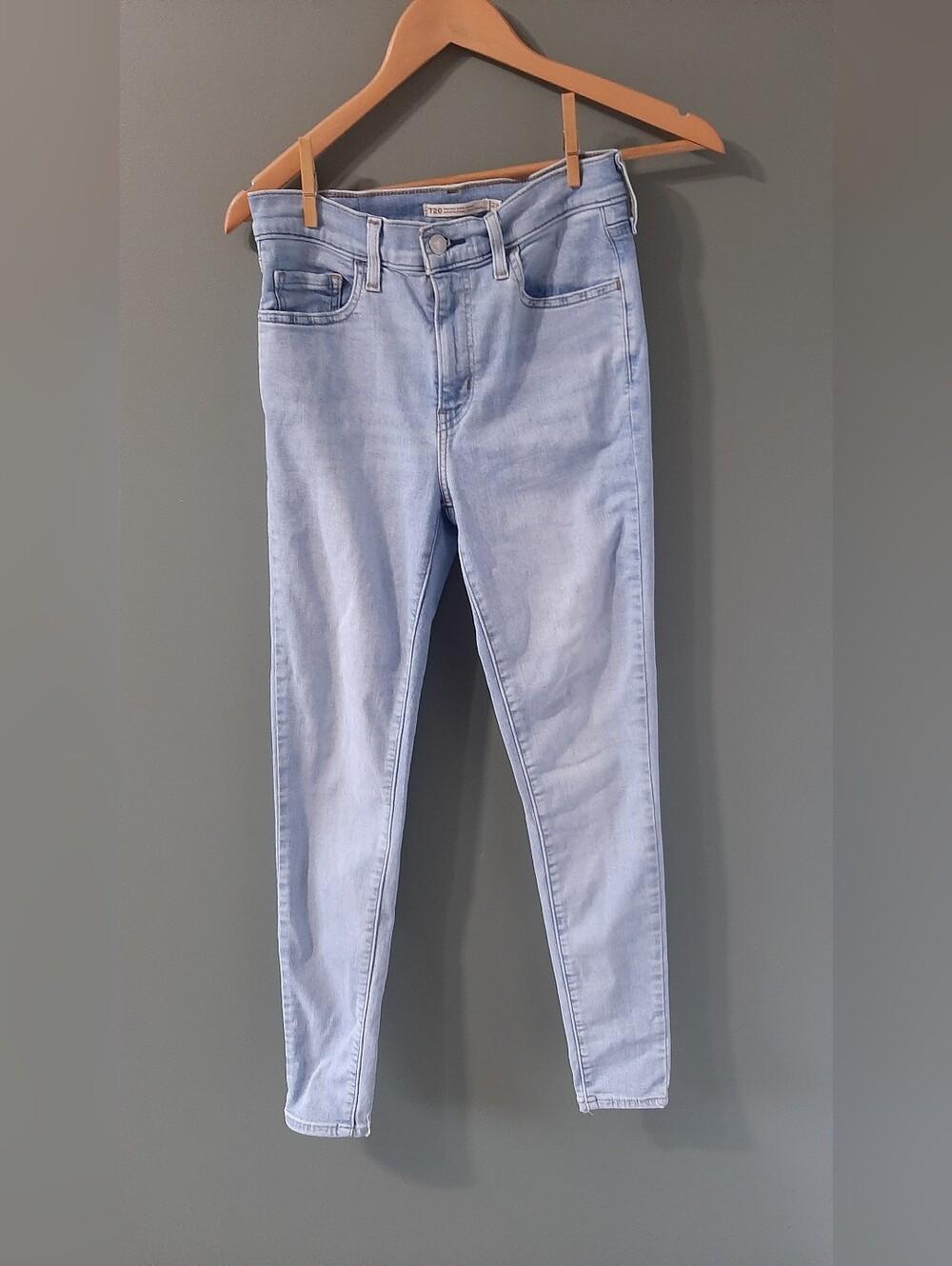 Levis Light Wash Women’s Jeans - Slim Fit